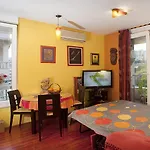 Sunny Yellow - With Balcony And Parking Place, Apartamento