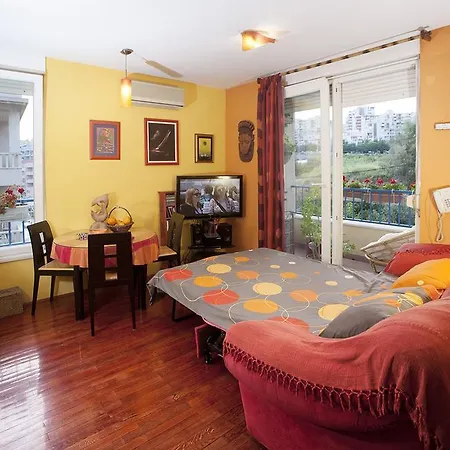 Sunny Yellow - With Balcony And Parking Place, Апартаменти Спліт