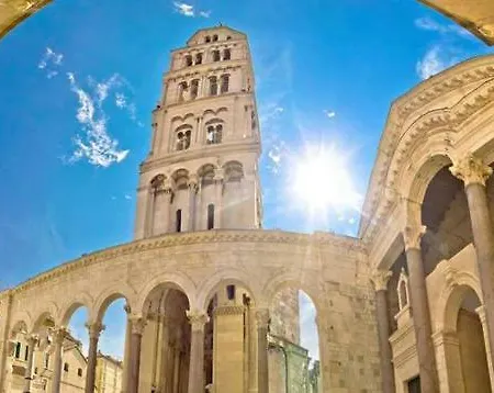 Апартаменти Sunny Yellow - With Balcony And Parking Place,