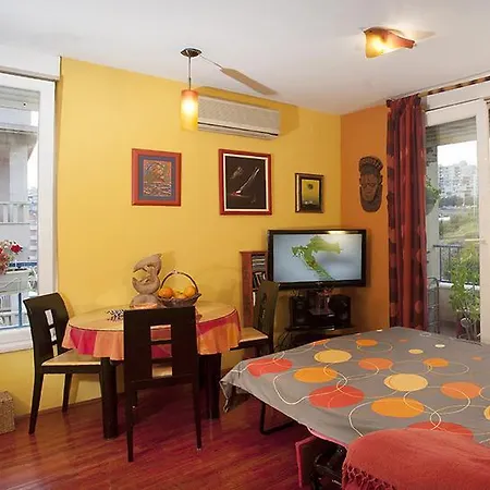 Sunny Yellow - With Balcony And Parking Place, Lägenhet